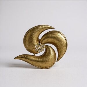 Vintage swirl point brooch cast in brushed gold tone base metal, 1960's 💛